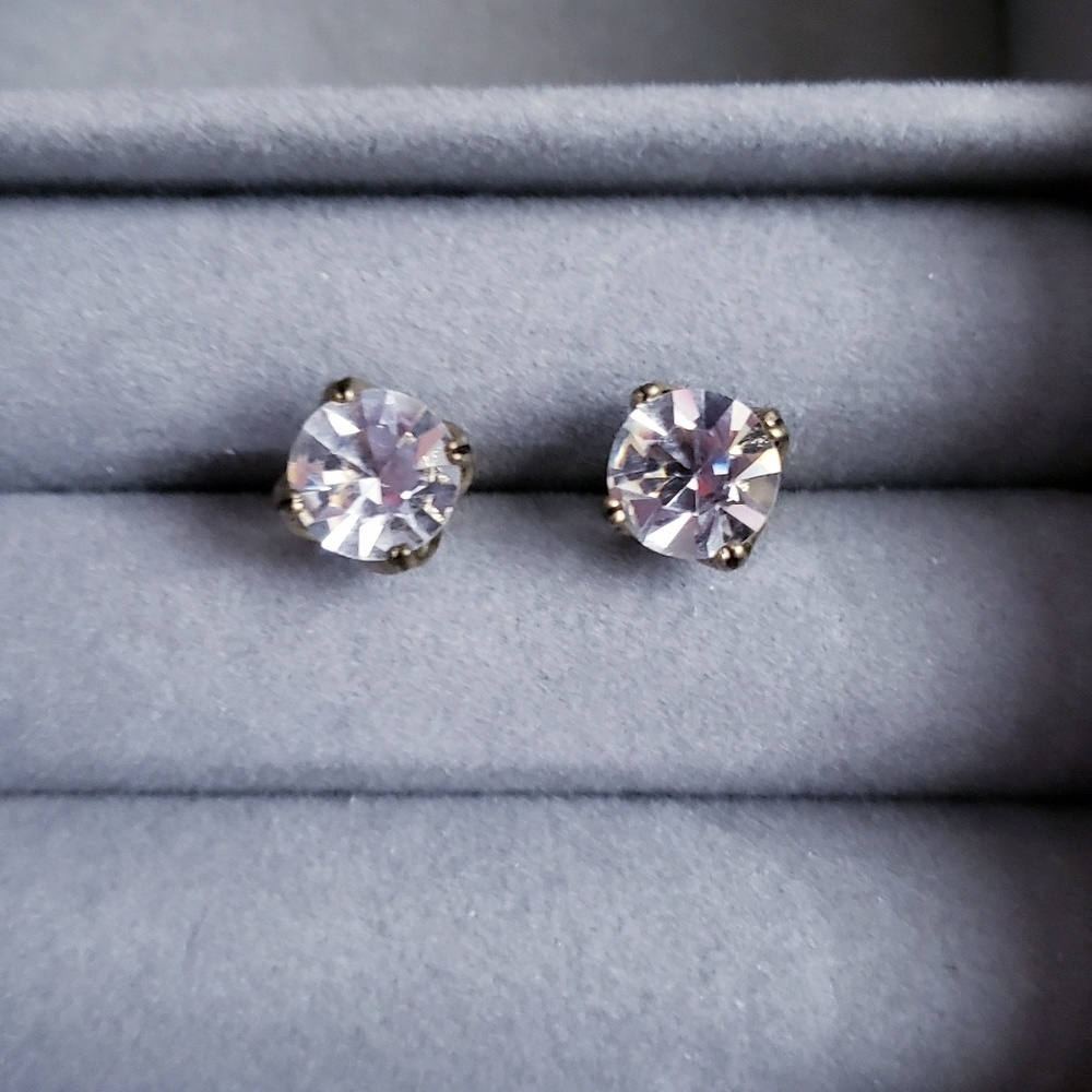Round clear stud earrings